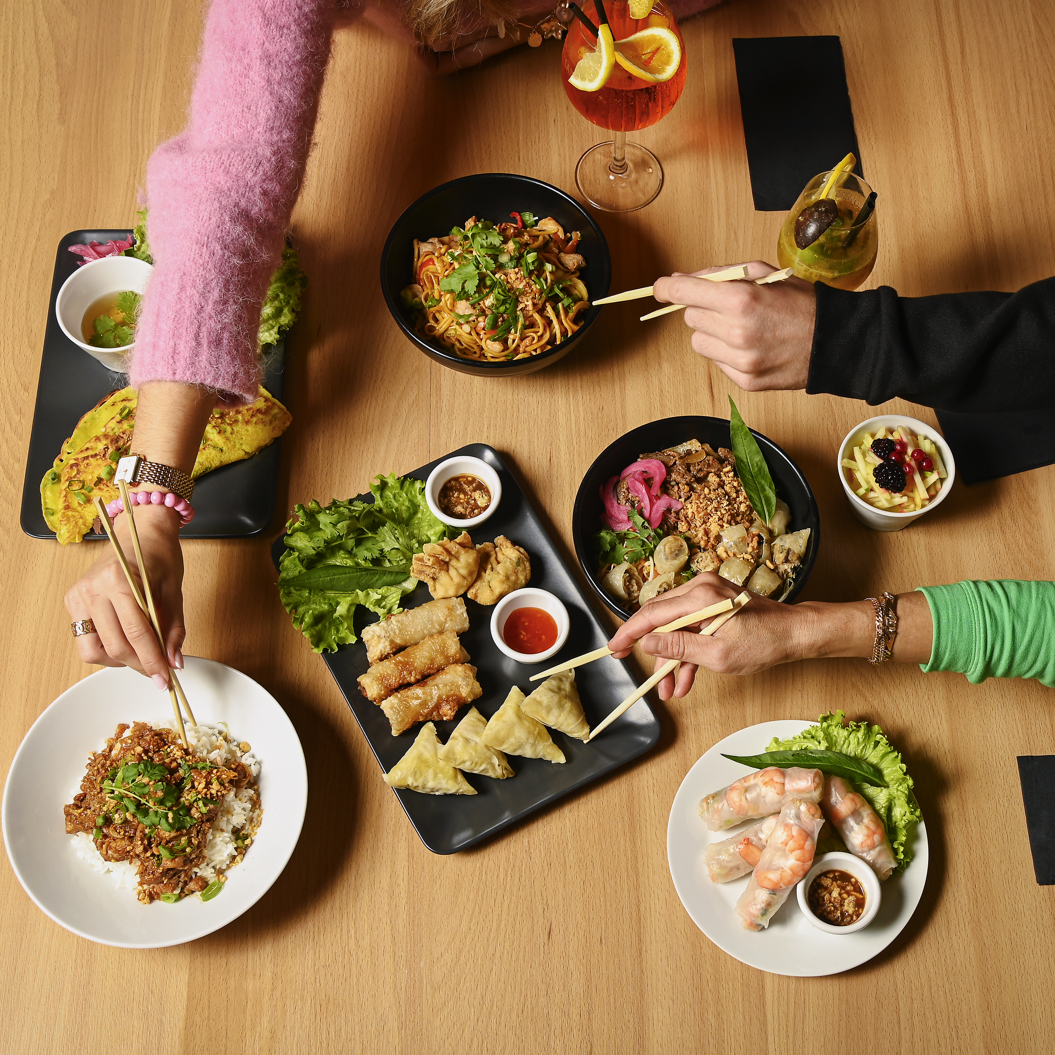 Table avec plats vietnamiens